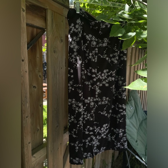 Black Patterned Skirt - Made in Korea! - Picture 1 of 2